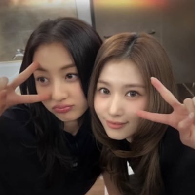 夫婦ONCE🍭┊︎W会員＆5期🇰🇷┊🙋‍♀️→🧡💜 🙋‍♂️→🤍💜 寄りのオルペン🫶🏻┊︎普段は閲覧メインです👀┊無言フォロー失礼します🙇🏻‍♀️┊DMでお話しする事が多いですが、年齢問わず気軽に絡んでください🤗🌷.*