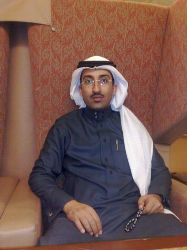 أكاديمي، متخصص في اللغويات