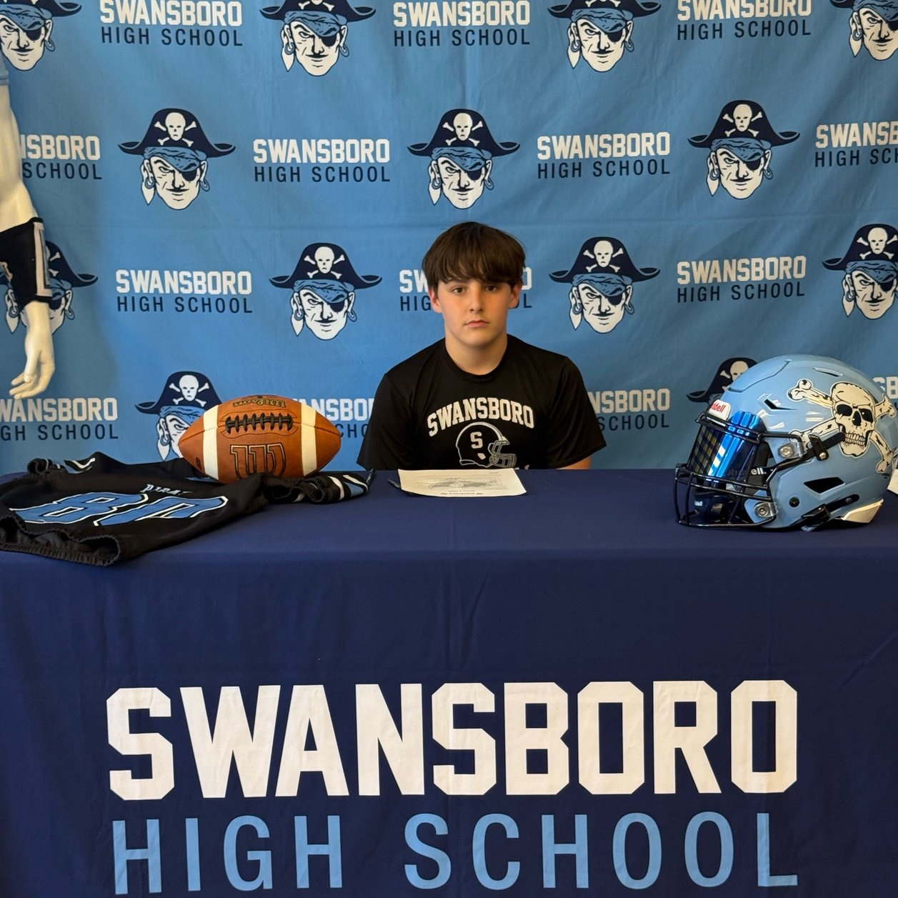 5’4 145 | Swansboro high school ‘30 | TE/DE /LB 5.85 40 7’0 broad jump
