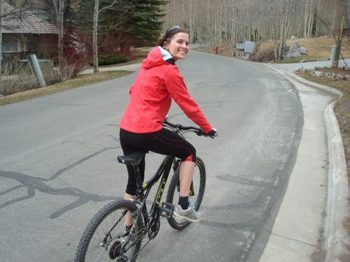Lover of the outdoor mountain life, baking enthusiast, marketing graduate and book obsessed.