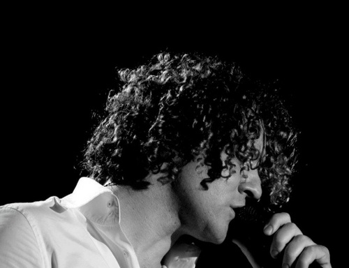 Queremos que las letras de @davidbisbal den la vuelta a Twitter. Lo conseguiremos con tu ayuda. ¡¡Follow us!! ¡porque nos gusta la música!
