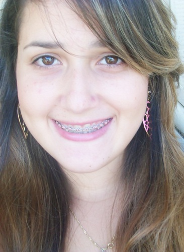 Brasileira, Baiana, Almeidense, 15 anos, estudante de BI em Saúde na UFRB, adoro ler & escrever e sigo quem me segue :*