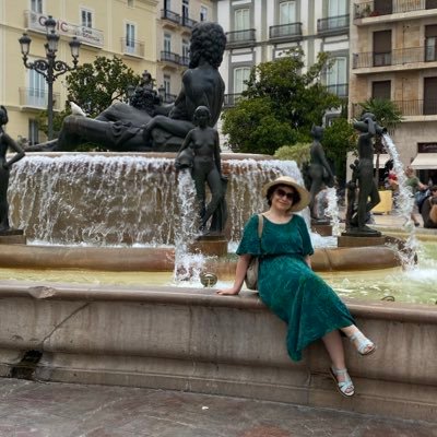 sade öğretmen, evli, 2 çocuk annesi