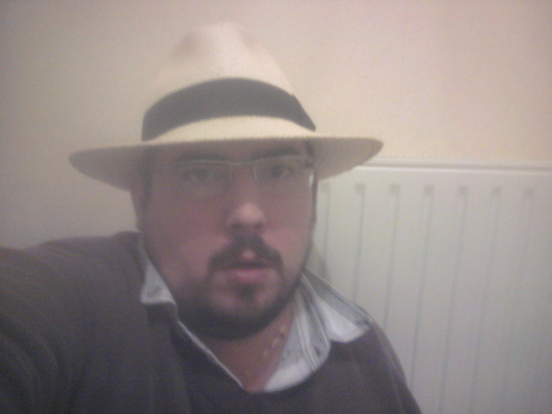 homme,29ans,1m79,brun,corpulent,apprécie particulièrement(chapeaux,bières,sapes classes,moments entre amis,pôle emploi,concerts,rédige(blagues,poèmes,philo)
