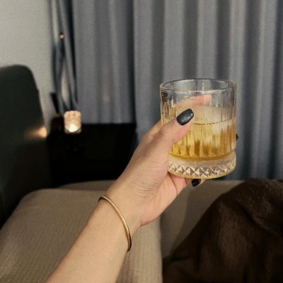장 마감, 그것은 잔 속에서 풍운이 일어나는 시간. 구세계의 오크통에 푹 빠져든다. 프리미엄 라벨을 쫓기보다 영혼을 울리는 산미를 구한다. 시끌벅적한 술자리보다 기분 좋게 취한 상태에서 풍토를 이해하는 편이 좋다. 결국 좋은 투자도 좋은 술도, 약간의 시간주의가 필요하다