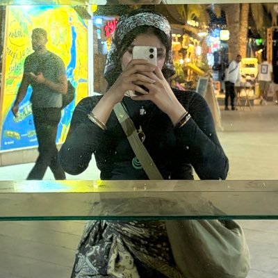 اميل للجمال في كل شيء، للحريه، البساطه، الموسيقي والقراءة
