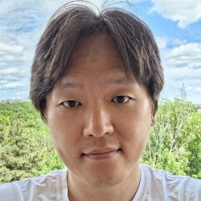 견디자 누리자

할 만큼 다 했으니
이제 바람 따라 흘러가리
좋은 날이 오면
햇살처럼 마음껏 누리고
험한 날이 오면
강처럼 묵묵히 견디리
깨진 마음의 조각들 속에서도
나는 이 길을 걸어왔다
이제야 손을 놓아
시간 속에 스며들까?
견디며 누리며 
오늘을 마주하리라

judgepoet