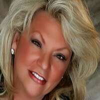 tynaatthebeach's profile picture. 