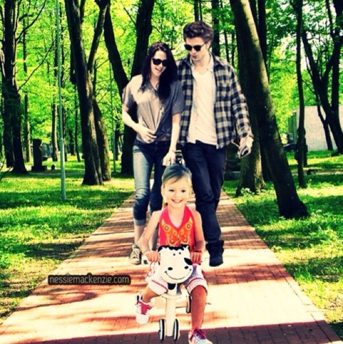 RenesmeeeCuIIen's profile picture. I'm Renesmee Cullen. My mommy is Bella Cullen,and my daddy is Edward Cullen. I'm mommys little princess.