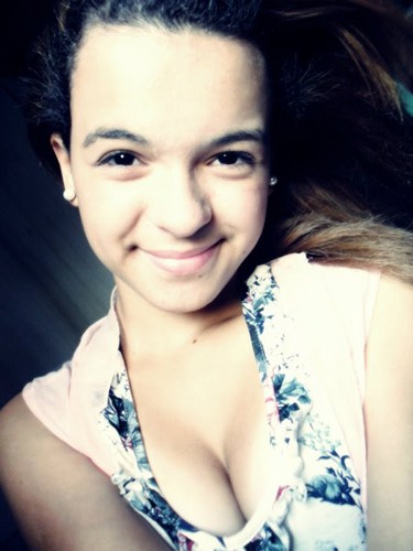Linda , Estilista ,compositora ,e apaixonada pelo @kobarestart s2 , é tudo que precisa saber ! ;*