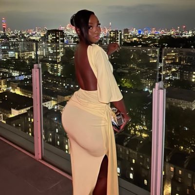 🇬🇭🇬🇧♉️. ASAKE 🥵❤️. minimalist. Ginger 💙✈️ IG: @durowaa__ 👻: adwoaaaa.xx