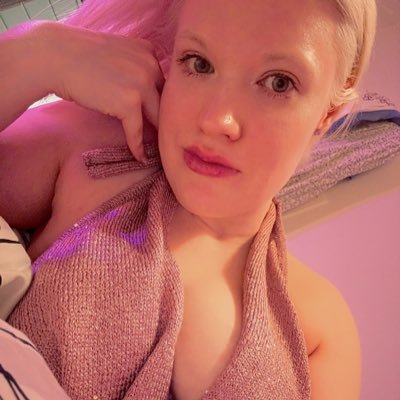 A vixen 🦊 your digital angel sushikisu 🩷 blonde, green-eyed bambi, anime lover, manic pixie dream girl 🩵🧸🌙🫧🍭🐒🛼🩷 nsfw 💕