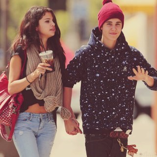 disfalsebieb's profile picture. I'm Ariana's loser. 