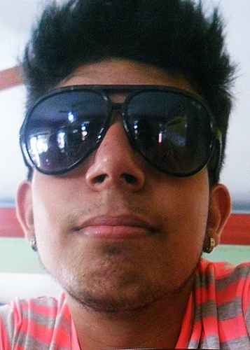 Sou uma pessoa mt estrovertida,gosto muito de sair, balada, dançar e brincar com todo mundo, Porem:estudo e trabalho bastante.& sou MUITO Feliz por ser assim =)