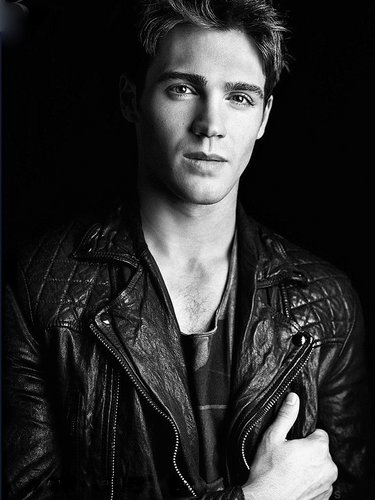 SoNotSteven's profile picture. Actor best known for playing Jeremy Gilbert on The Vampire Diaries. All everyone seems to see is my grandfather but I want them to see I'm my own person |18+ RP