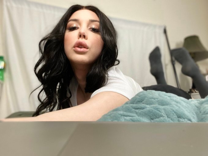 💋 Hello, I'm single
Need a partner🥰I’m the type of trans girl that’ll flirt with you, hype you up, and probably become your favorite notification 💕😉