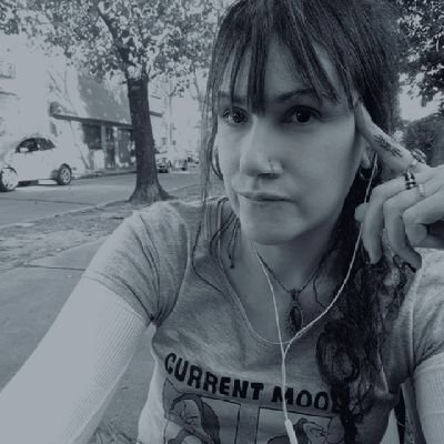 Chica Mardy Bum...Aprendiz Padawan...Inadaptada Social...Targaryen girl...♥️💙
LA OSCURIDAD AYUDA A ORDENAR EL BRILLO😌
•YOU`RE SUCH A FUNNY GIRL•😏