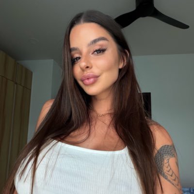 the only girl on the internet who wakes up looking the same as the night before💕💗