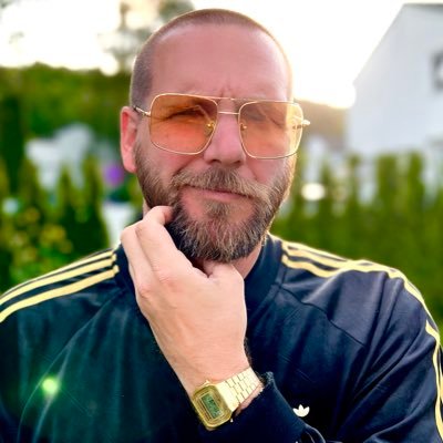 Postal, rapper. Startet Absurd Oppspinn tilbake i 2001 sammen med GIFT (Venom) og Sheepy. Etter en lang periode under radaren, dukket han plutselig opp i Skeez