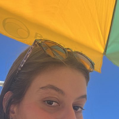 LuizaCouri's profile image