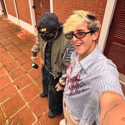 apenas uma fã de que admira muito Cs, topcraft, Minecraft jornada, e mais outras diversas séries...🫶🏻