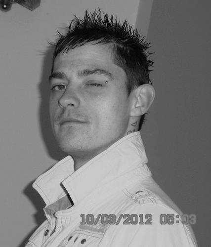 live for the weekends love going out with mates and drinking that's me :)