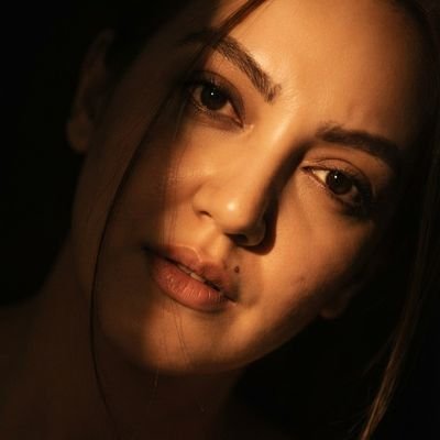 دختر نشسته در ماه🌙