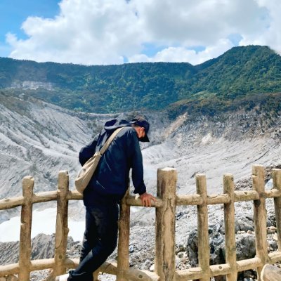 orangnya tertutup, terbuka kalo lagi mandi