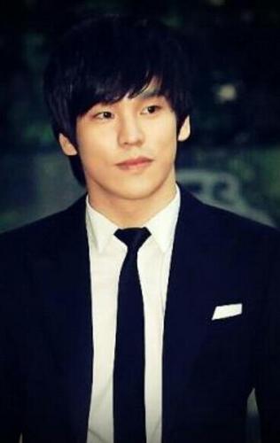 게으른배우지망생/90/BloodType:A/181cm/245/Act/Dreamer/
Christian/철저한신념/부지런해지고싶은
/열정은넘치는/