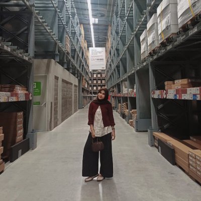 Membagikan apa yang ingin dibagikan saja.

Tetap ingin hidup dengan satu kalimat kesukaanku 
'Semua akan berlalu'.