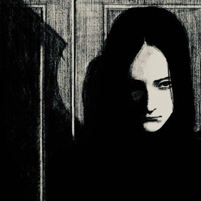 الكتابة نزيف بطيء لكنه ما يبقيني حيّة
