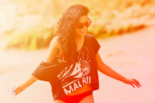 MichelleTCullen's profile picture. I'm Michelle Cullen. A 16 year old hybrid. Parents:  @VisonaryCullen and @CullenSoldier.  Just trying to find my prince and a place in this world. {Single/RP}