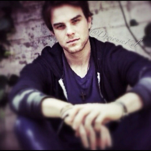 Kol Mikaelson, part of the sexy original family.
Just tell me how handsome I am.
Family: @ElijahGillies & @DeviousBekah
Don't mess with us ! (Role-Playing)