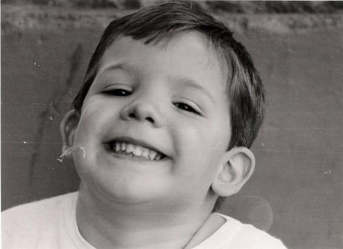 Gitano catalán, amante de las 6 cuerdas.                                                                                  Intento fallido de trompetista.
