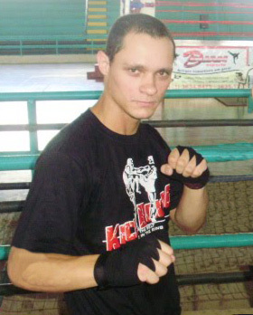 Aux. de PCP, praticante de artes marciais e musico.