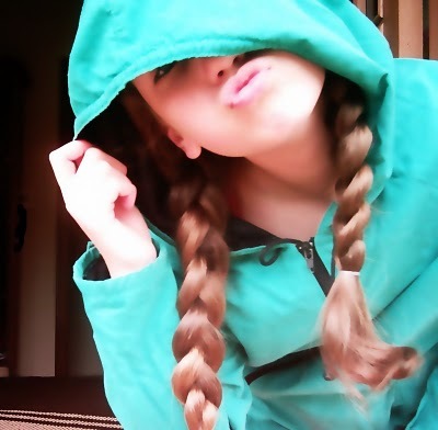 Sou uma menina divertida,extrovertida,amo meus amigos,mato e morro por eles,minha vida é sìmpler e bem vivida...