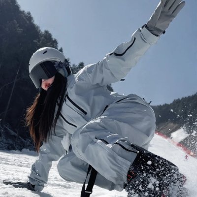 Travel lover, ski enthusiast, enjoying the happiness of sports