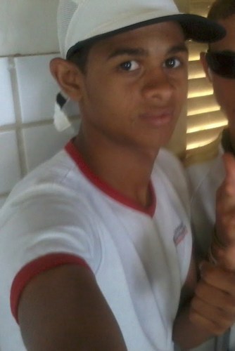 eu gosto de jogar futebol jogo com a 9 e sou atacante chuto com a direita tenho 19 anos e corto pagode