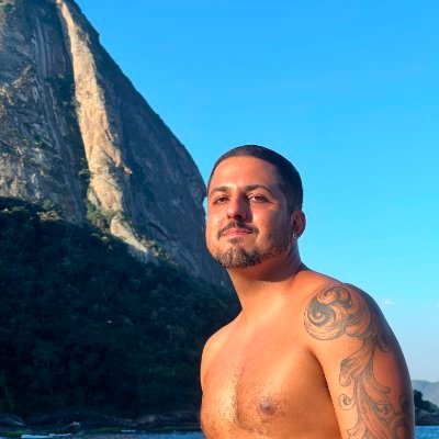 Carioca, doutor em história e crítica da arte (UFRJ), curador, flamenguista não praticante, Mocidade Independente, canhoto.