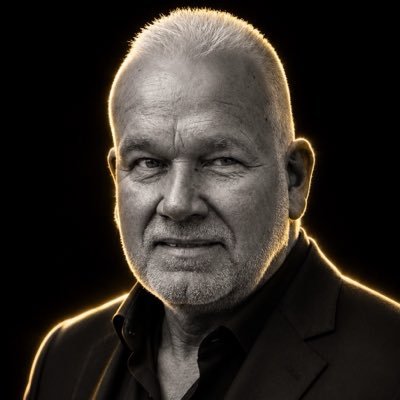 Delegeert al zijn eigen stunts zelf. Gen X. Agnost. Autodidactisch ervaringsdeskundige. Outfluencer. Digitale pionier met levenservaring.