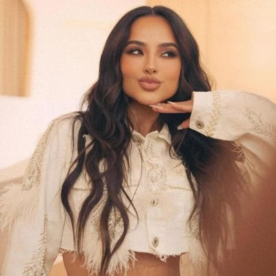 29. | mexicana. • cantante. maquillista ocasional.