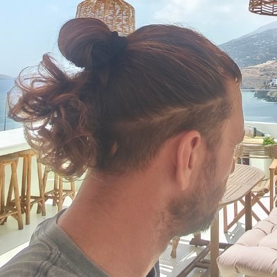 Η λέξη  φιλοφρόνηση,σημαίνει ευγένεια, καλές προθέσεις ή κομπλιμέντο.