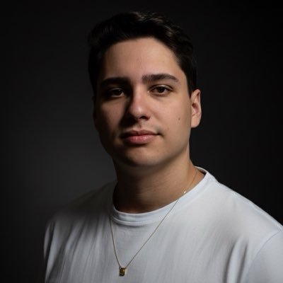 Administrador e perito, desenhista nas horas vagas e claro, louco por carros.