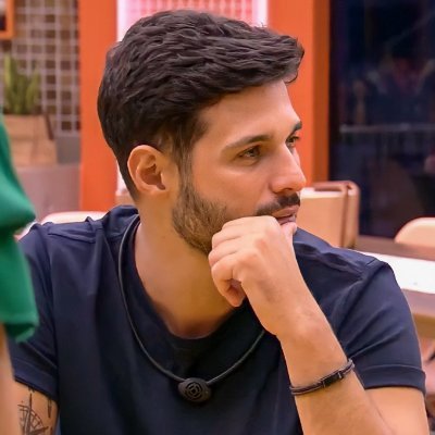 dando sempre opiniões não solicitadas.