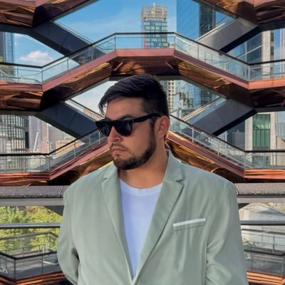 /Mi humor es negro porque combina con todo. | A veces tuitea mi álter ego. | Marketing | 30/