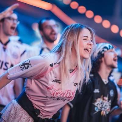 CA - Head of Community @gentlesuits | tellement accro aux skins que ma cb pleure plus fort que moi devant le dernier épisode de SNK #M8WIN