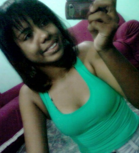 - Novinha treinada,
E se pegar vira vicio , Mais sei que isso é difícil,
Casada com a noite,
E ninguém vai mudar isso , Que novinha terrível ♫♪