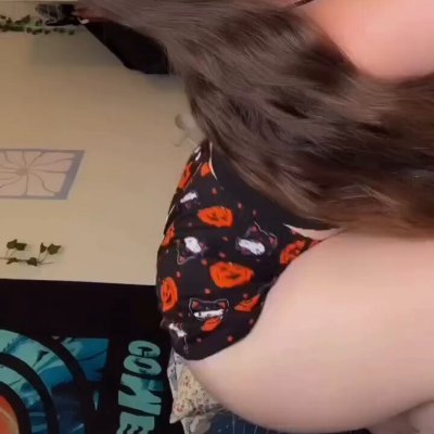 العمر 22 الاسم نونه متقلبه كلش 🥺😂بس احب الي يفهمني ويقدرني 💋
مطلقه واحب امتع نفسي 💋
مرات ساديه مرات كلبه 💋💋