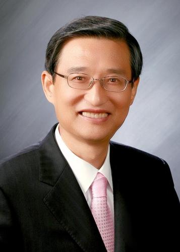-시인, 민주화운동가, 언론인
-제18대 국회의원(정무위원), 창조한국당 원내대표, 당 대표