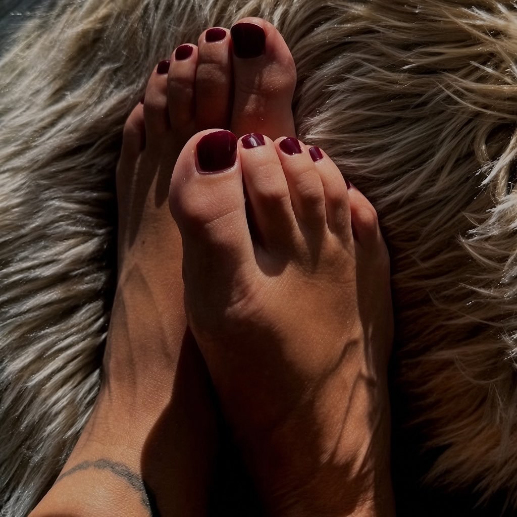 Soft steps, pretty toes & a little tease 👣✨
Exclusive foot content & videos 💕
New content regularly 🦶
Follow me & enjoy the view 😉
